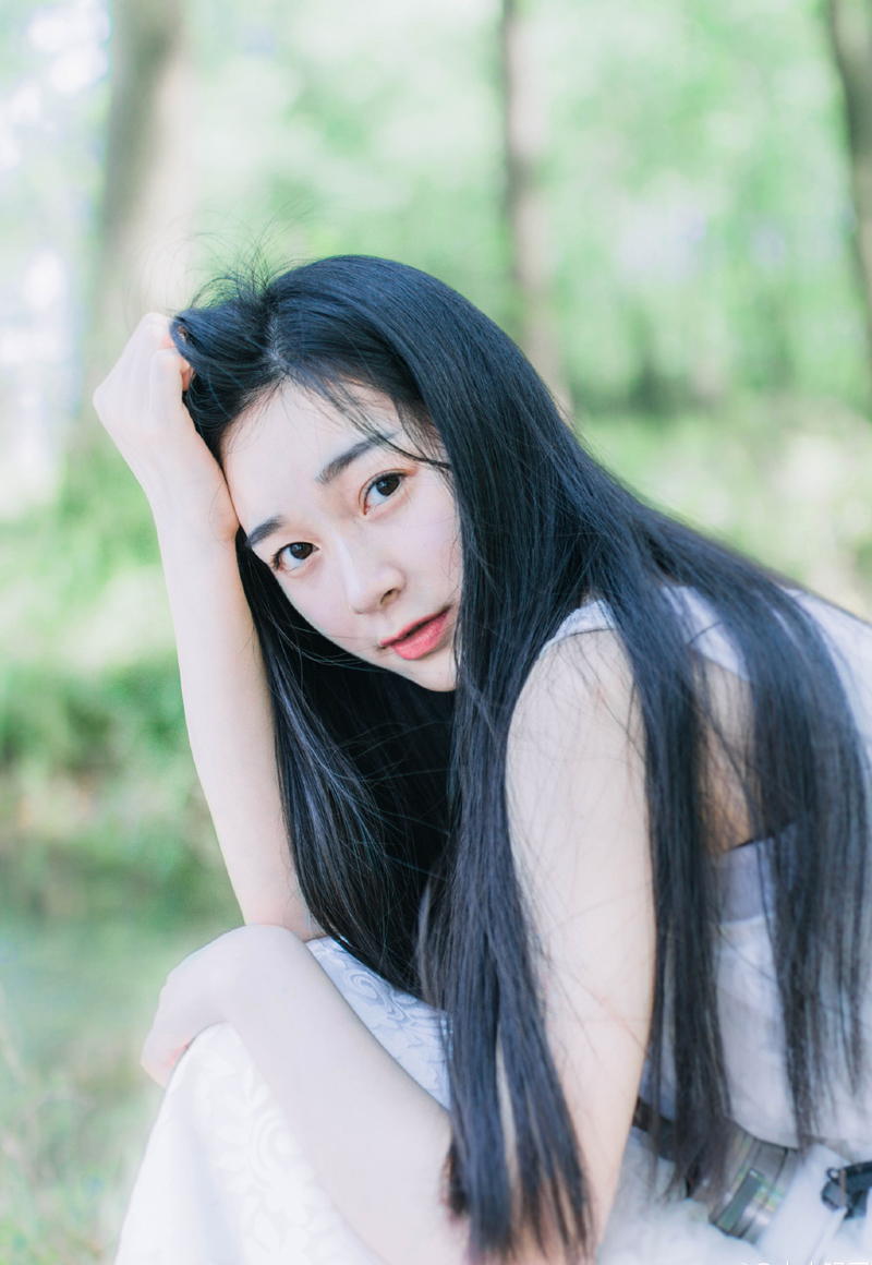 “也怨不得他，周瑜的死被江东赖在了荆州的头上，听说江东不少将领向孙权请命北伐，后方不稳，如之奈何？”曹操摇了摇头，微笑着安抚着夏侯惇，只是眼底生出那抹忧虑，却怎么也化不掉。